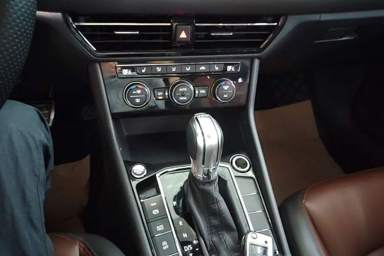 Used Volkswagen Lavida 2018 Hatchback 280TSI DSG Luxury Edition China V Standard Gear Lever