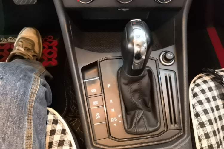Used Volkswagen Lavida 2018 1.5L Automatic Fashion Edition China V Standard Gear Lever