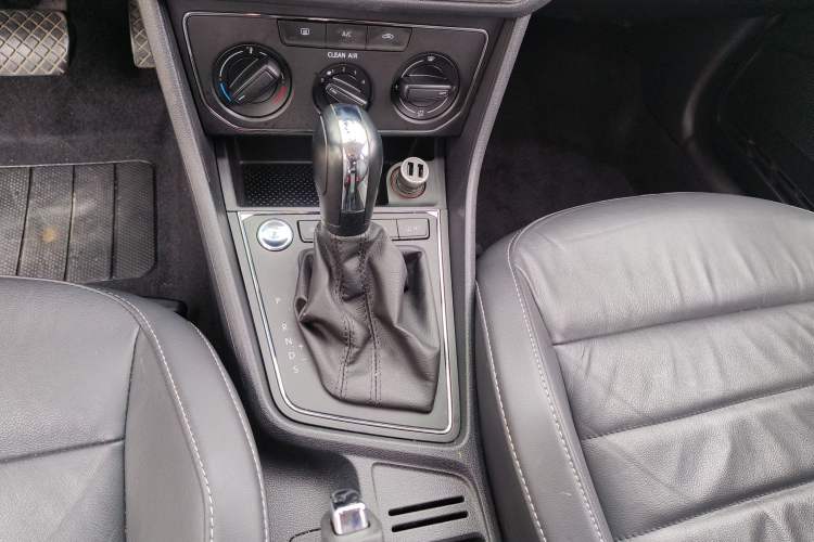 Used Volkswagen Lavida 2018 Classic 1.5L Automatic Comfort Edition China VI Standard Gear Lever