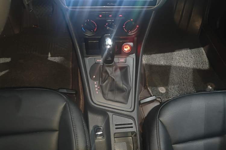Used Volkswagen Lavida 2018 Classic 1.5L Automatic Fashion Edition China VI Standard Gear Lever