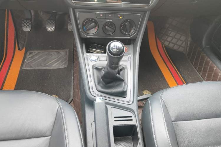 Used Volkswagen Lavida 2018 Classic 1.5L Manual Comfort Edition China VI Standard Gear Lever