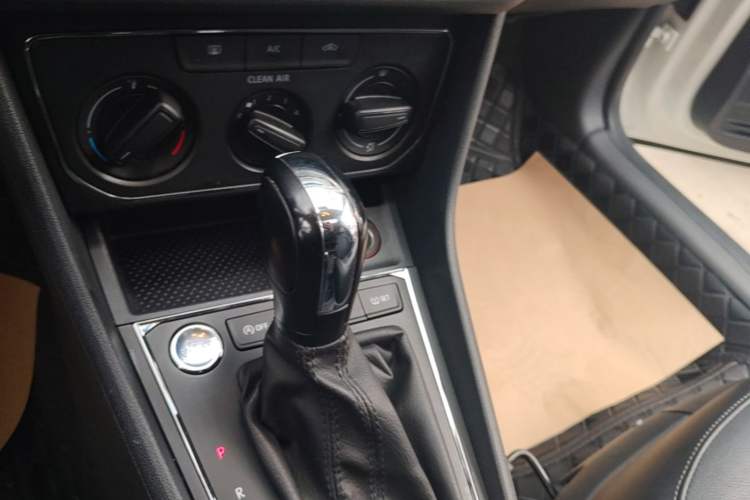 Used Volkswagen Lavida 2018 Classic 1.5L Automatic Comfort Edition China VI Standard Gear Lever