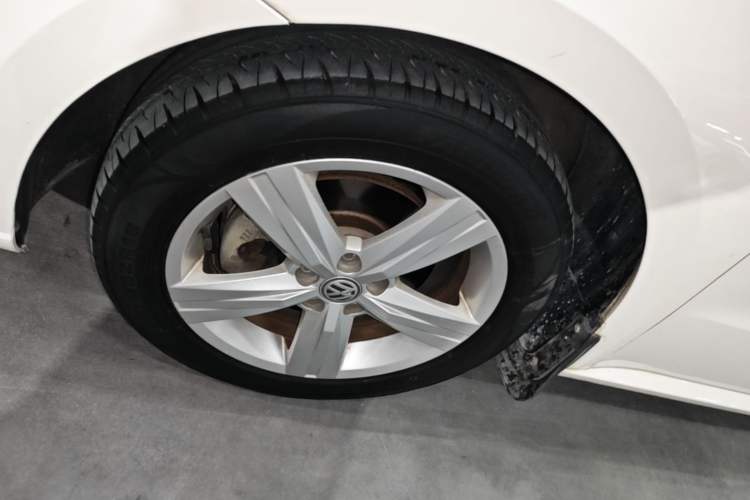 Used Volkswagen Lavida 2018 Classic 1.5L Automatic Fashion Edition China VI Standard Left Front Wheel Hub