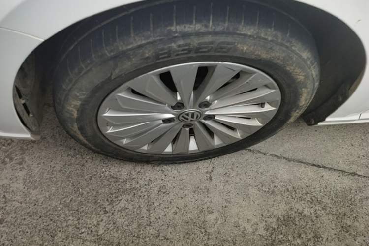 Used Volkswagen Lavida 2018 1.5L Automatic Comfort Edition China V Standard Left Front Wheel Hub