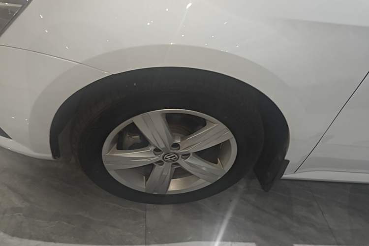 Used Volkswagen Lavida 2018 Classic 1.5L Automatic Fashion Edition China VI Standard Left Front Wheel Hub