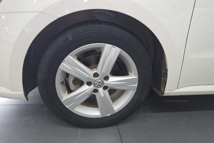 Used Volkswagen Lavida 2018 Classic 1.5L Automatic Fashion Edition China VI Standard Left Front Wheel Hub