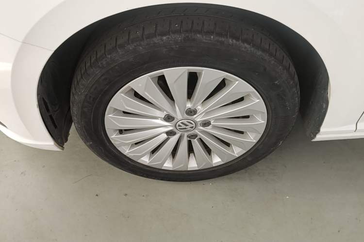 Used Volkswagen Lavida 2018 1.5L Automatic Comfort Edition China V Standard Left Front Wheel Hub