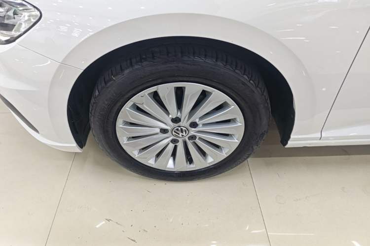 Used Volkswagen Lavida 2018 1.5L Automatic Fashion Edition China V Standard Left Front Wheel Hub