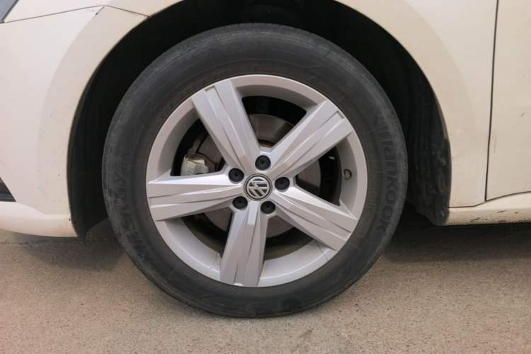 Used Volkswagen Lavida 2018 Classic 1.5L Automatic Fashion Edition China VI Standard Left Front Wheel Hub
