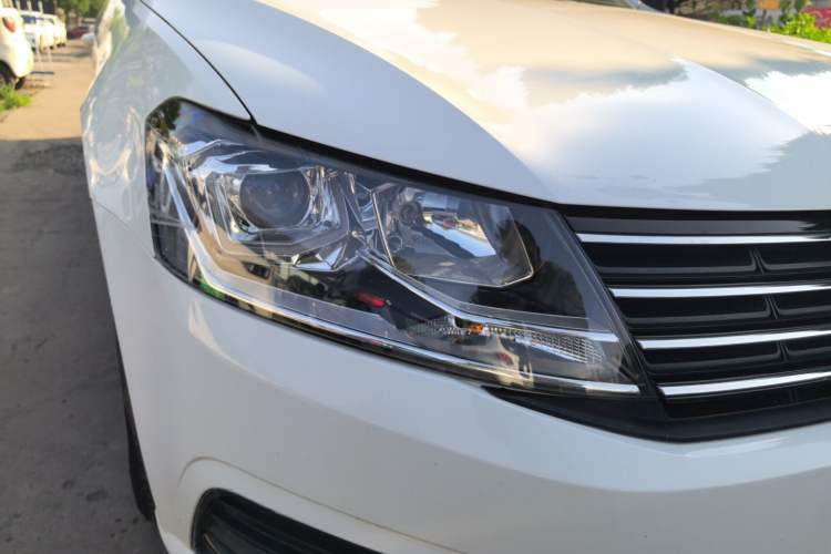 Used Volkswagen Lavida 2018 Classic 1.5L Automatic Fashion Edition China VI Standard Right Front Headlight