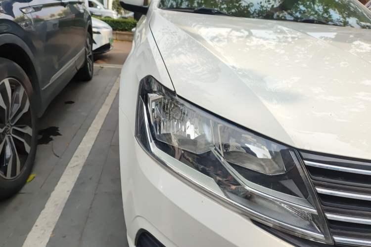 Used Volkswagen Lavida 2018 Classic 1.5L Automatic Fashion Edition China VI Standard Right Front Headlight