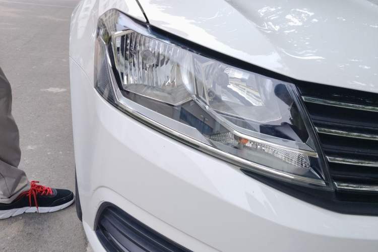 Used Volkswagen Lavida 2018 Classic 1.5L Manual Fashion Edition China VI Standard Right Front Headlight