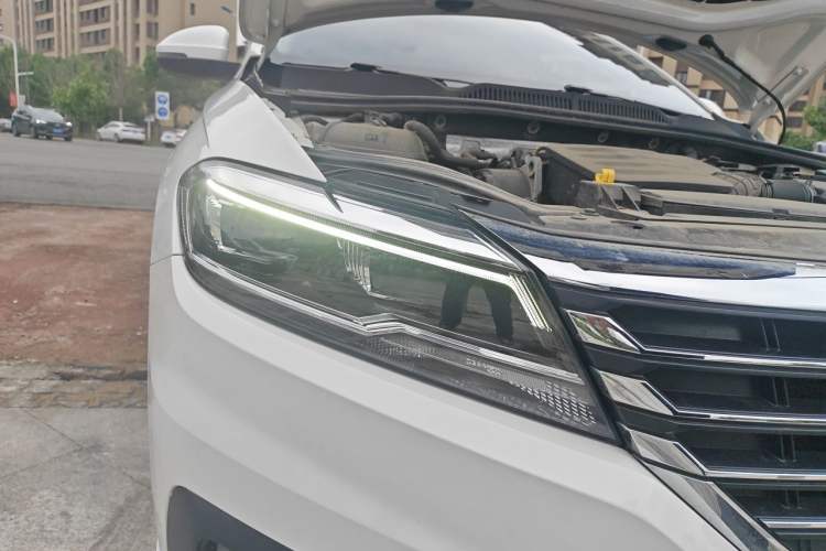 Used Volkswagen Lavida 2018 1.5L Automatic Comfort Edition China V Standard Right Front Headlight
