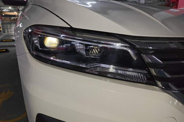 Used Volkswagen Lavida 2018 1.5L Automatic Comfort Edition China V Standard Right Front Headlight