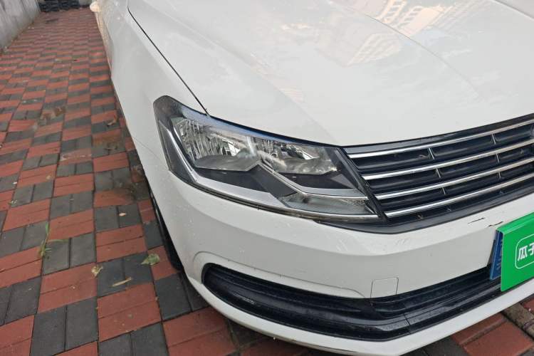 Used Volkswagen Lavida 2018 Classic 1.5L Automatic Fashion Edition China VI Standard Right Front Headlight