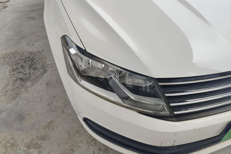 Used Volkswagen Lavida 2018 Classic 1.5L Manual Fashion Edition China VI Standard Right Front Headlight