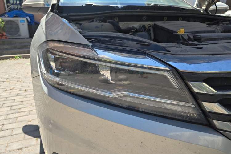 Used Volkswagen Lavida 2018 1.5L Manual Comfort Edition China V Standard Right Front Headlight
