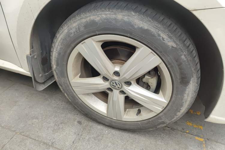 Used Volkswagen Lavida 2018 Classic 1.5L Automatic Fashion Edition China VI Standard Right Front Wheel Hub