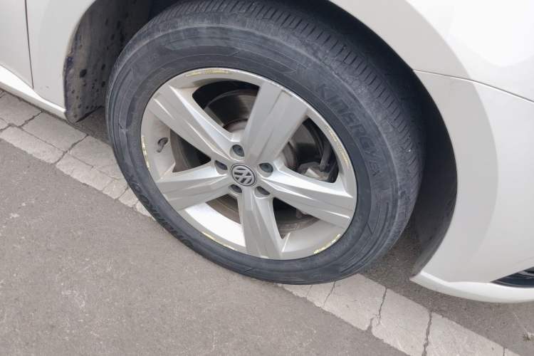Used Volkswagen Lavida 2018 Classic 1.5L Manual Fashion Edition China VI Standard Right Front Wheel Hub