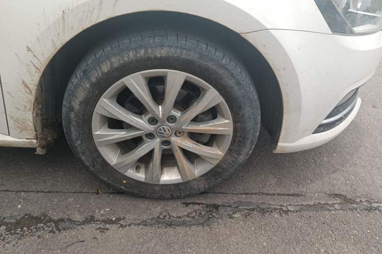 Used Volkswagen Lavida 2018 Classic 1.5L Automatic Comfort Edition China VI Standard Right Front Wheel Hub