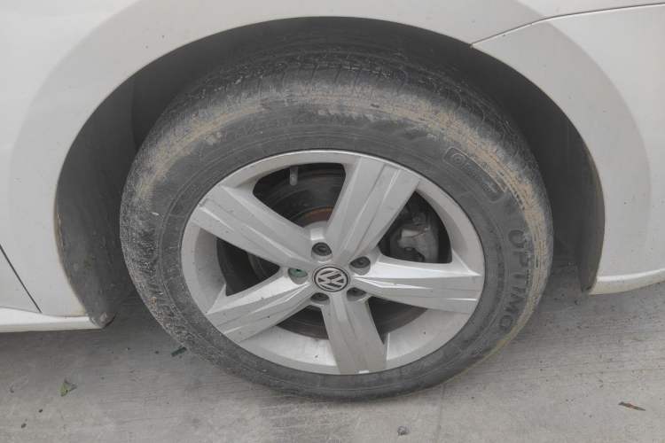 Used Volkswagen Lavida 2018 Classic 1.5L Manual Fashion Edition China VI Standard Right Front Wheel Hub