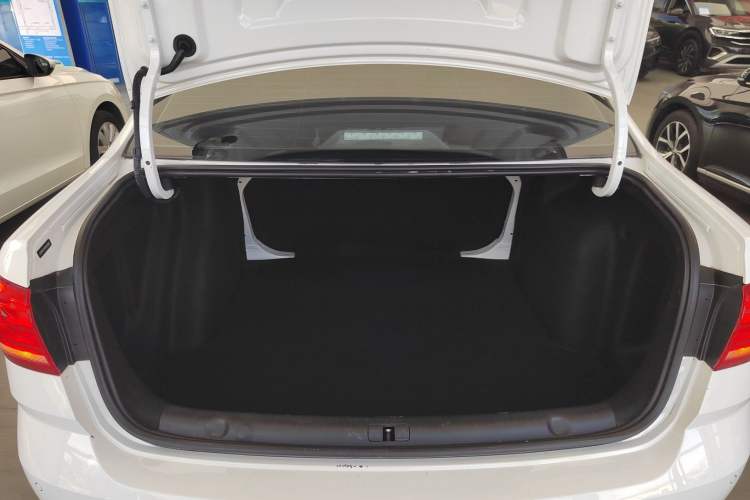 Used Volkswagen Lavida 2018 Classic 1.5L Automatic Fashion Edition China VI Standard Trunk