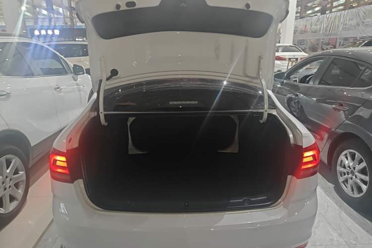 Used Volkswagen Lavida 2018 Classic 1.5L Automatic Fashion Edition China VI Standard Trunk