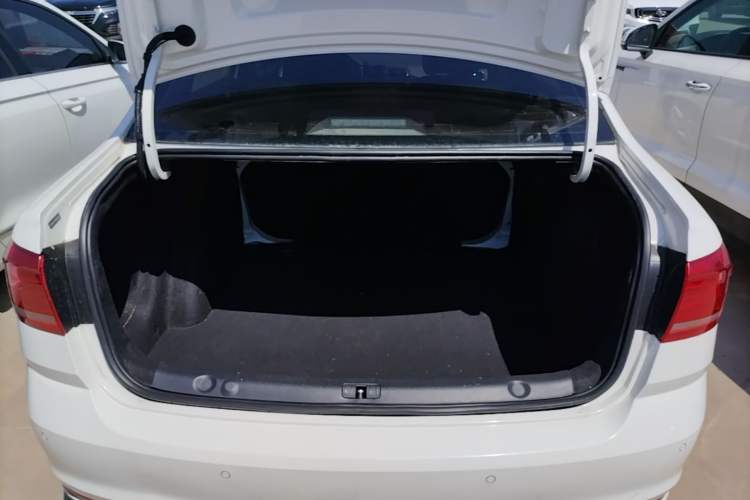 Used Volkswagen Lavida 2018 Classic 1.5L Automatic Fashion Edition China VI Standard Trunk