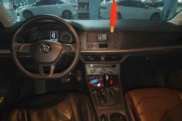 Used Volkswagen Lavida 2018 1.5L Automatic Fashion Edition China V Standard Center Console