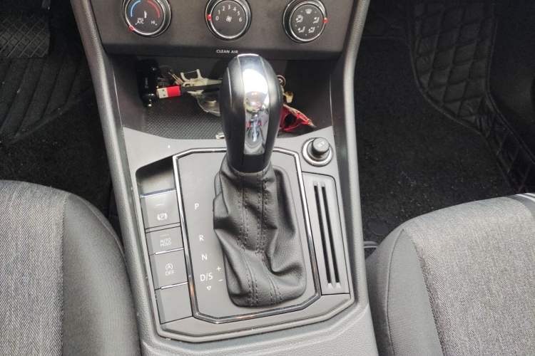 Used Volkswagen Lavida 2018 1.5L Automatic Fashion Edition China V Standard Gear Lever