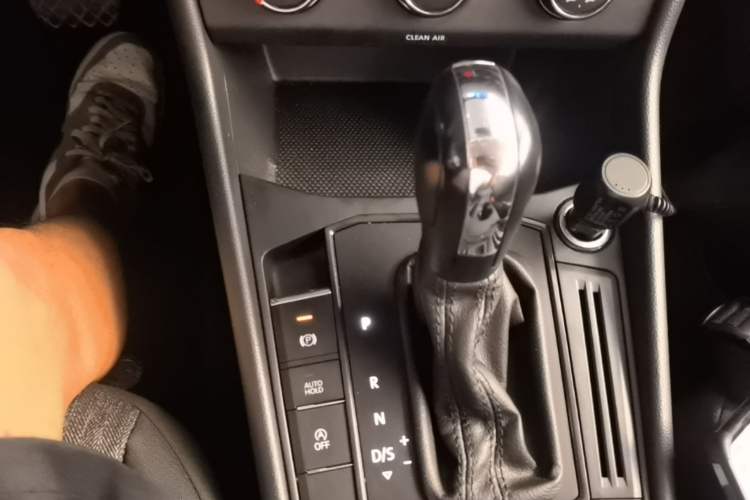 Used Volkswagen Lavida 2018 1.5L Automatic Fashion Edition China V Standard Gear Lever