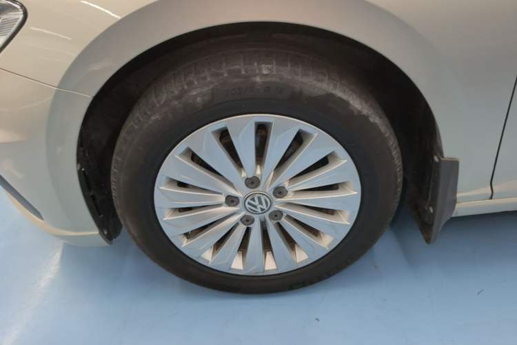 Used Volkswagen Lavida 2018 1.5L Automatic Comfort Edition China V Standard Left Front Wheel Hub