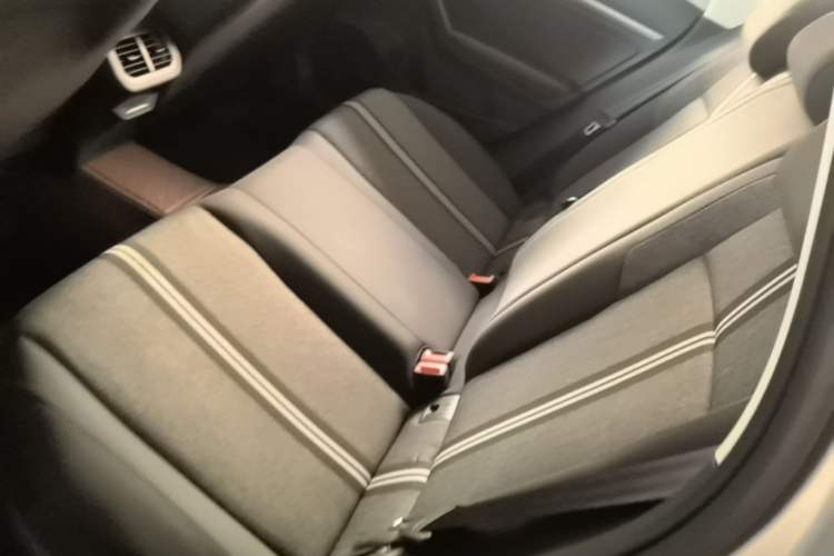 Used Volkswagen Lavida 2018 1.5L Automatic Fashion Edition China V Standard Left Rear Seat