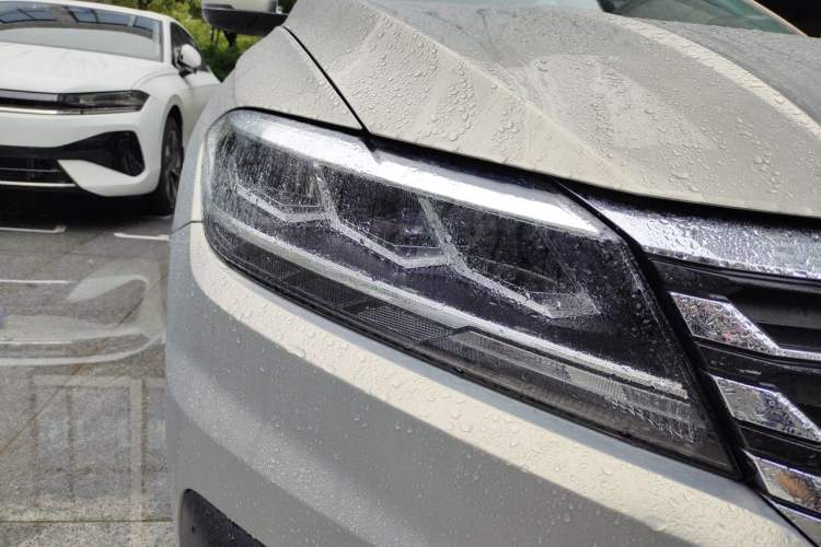 Used Volkswagen Lavida 2018 1.5L Automatic Fashion Edition China V Standard Right Front Headlight