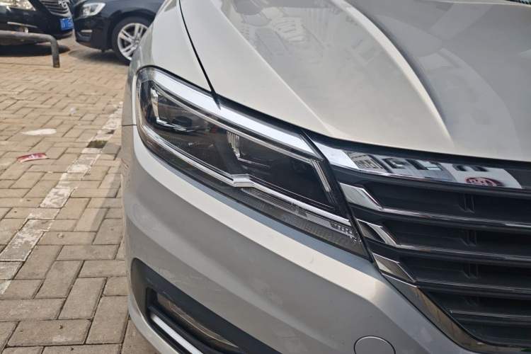 Used Volkswagen Lavida 2018 1.5L Automatic Comfort Edition China V Standard Right Front Headlight