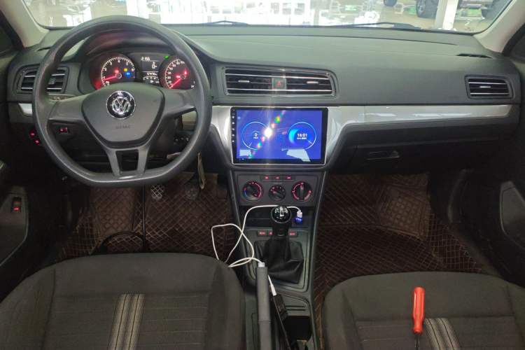 Used Volkswagen Lavida 2019 Lavida Start 1.5L Manual Fashion Edition China VI Standard Center Console