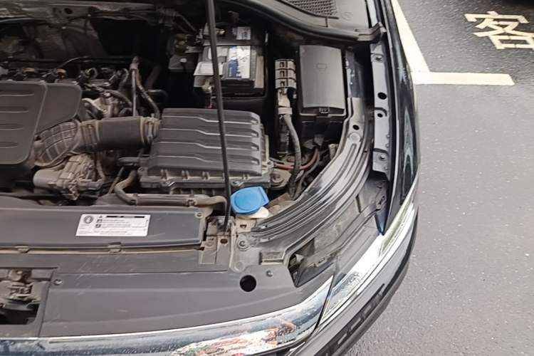 Used Volkswagen Lavida 2019 1.5L Automatic Comfort Edition China VI Standard Engine Bay Left