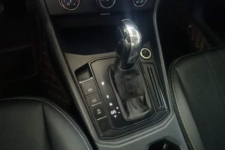 Used Volkswagen Lavida 2019 1.5L Automatic Fashion Edition China VI Gear Lever
