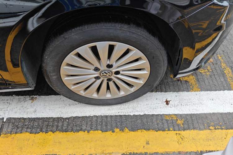 Used Volkswagen Lavida 2019 280TSI DSG Comfort Edition China VI standard Right Front Wheel Hub
