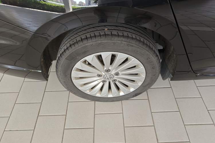 Used Volkswagen Lavida 2019 280TSI DSG Comfort Edition China VI standard Right Rear Wheel Hub