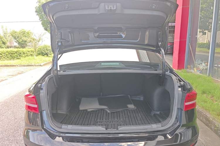 Used Volkswagen Lavida 2019 1.5L Automatic Fashion Edition China VI Trunk