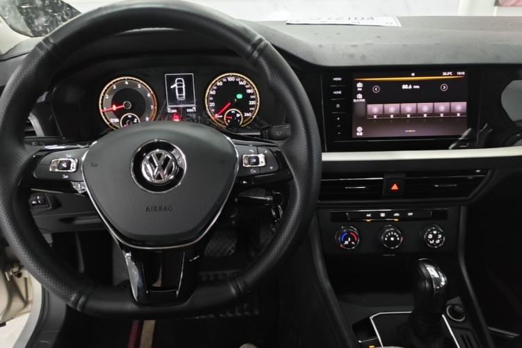 Used Volkswagen Lavida 2019 1.5L Automatic Comfort Edition China VI Standard Center Console
