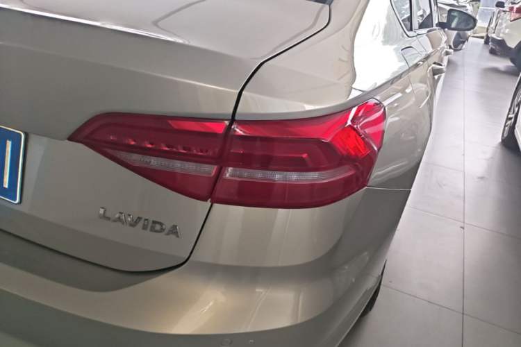 Used Volkswagen Lavida 2019 1.5L Automatic Fashion Edition China VI Exterior 3