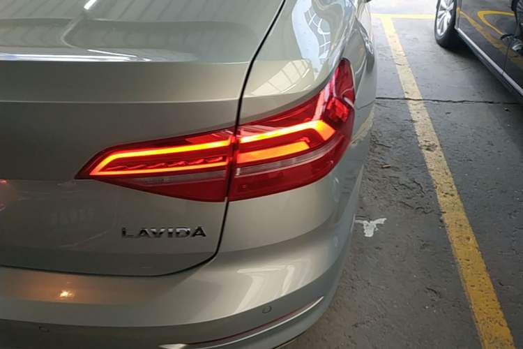 Used Volkswagen Lavida 2019 1.5L Automatic Comfort Edition China VI Standard Exterior 3