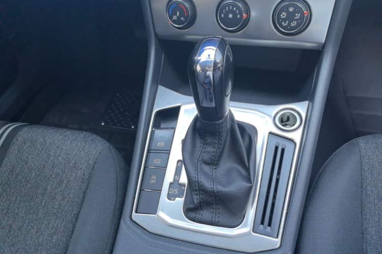 Used Volkswagen Lavida 2019 1.5L Automatic Fashion Edition China VI Gear Lever