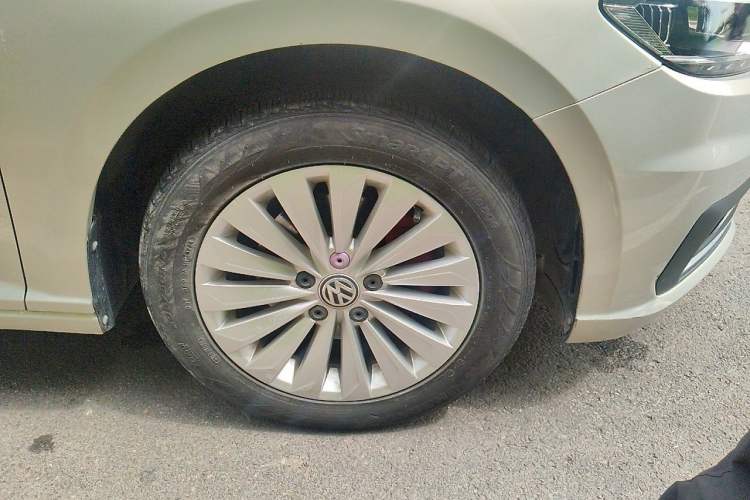 Used Volkswagen Lavida 2019 280TSI DSG Comfort Edition China VI standard Right Front Wheel Hub