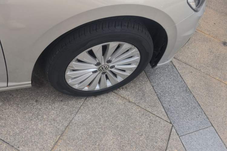 Used Volkswagen Lavida 2019 280TSI DSG Comfort Edition China VI standard Right Rear Wheel Hub