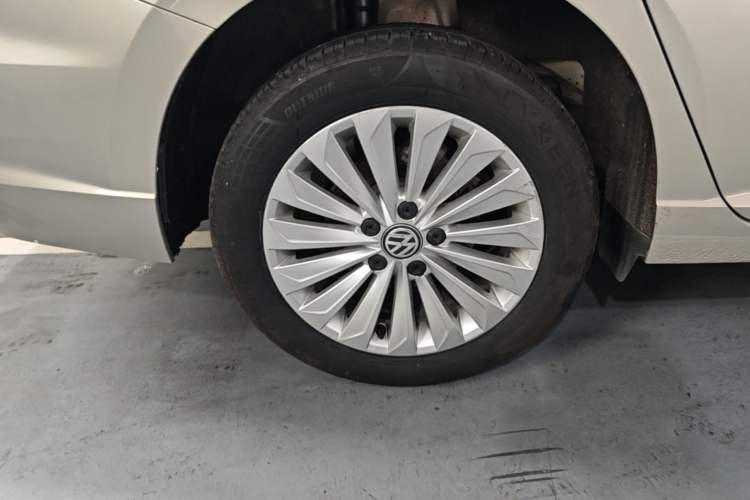 Used Volkswagen Lavida 2019 280TSI DSG Comfort Edition China VI standard Right Rear Wheel Hub