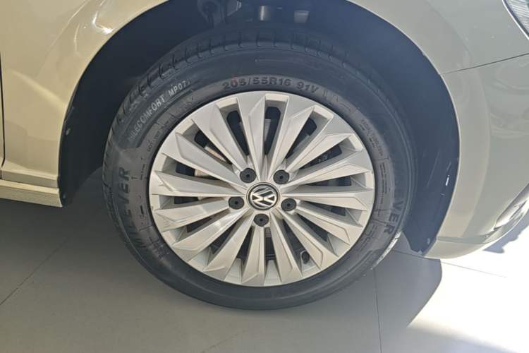 Used Volkswagen Lavida 2019 280TSI DSG Comfort Edition China VI standard Right Rear Wheel Hub