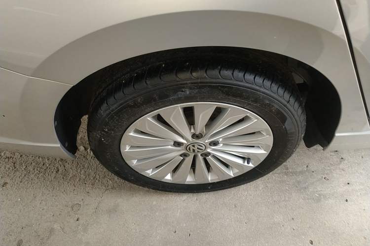 Used Volkswagen Lavida 2019 280TSI DSG Comfort Edition China VI standard Right Rear Wheel Hub